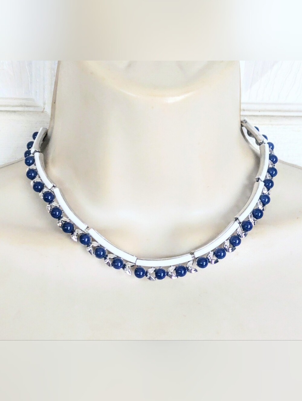 Vtg Beautiful TRIFARI Faux Blue Lapis White Enamel Silver Tone necklace 16"